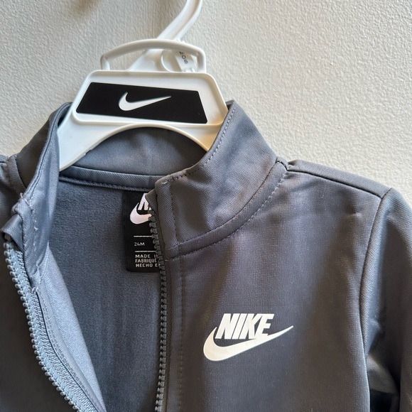 ❌SOLD❌ Nike 2 Piece Matching Boy’s Tracksuit Set - Picture 2 of 2